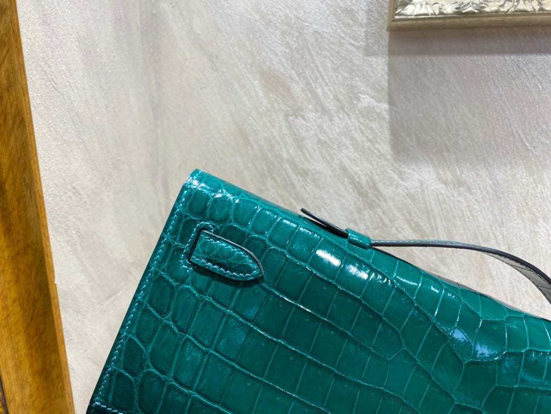 HERMES KELLY CUT 31 IN PINE GREEN SHINNY ALLIGATOR LEATHER WITH GOLD HARDWARE