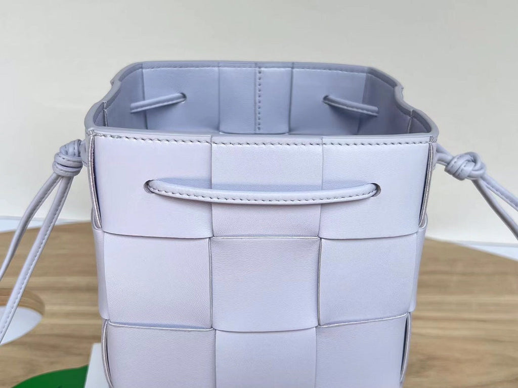 BOTTEGA VENETA SMALL CASSETTE BUCKET 18 IN PALE PURPLE CALFSKIN