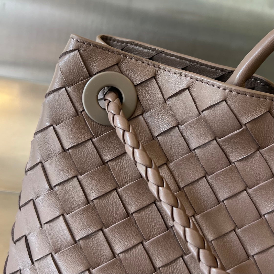 BOTTEGA VENETA SMALL ANDIAMO 29 IN BEAVER BROWN LAMBSKIN