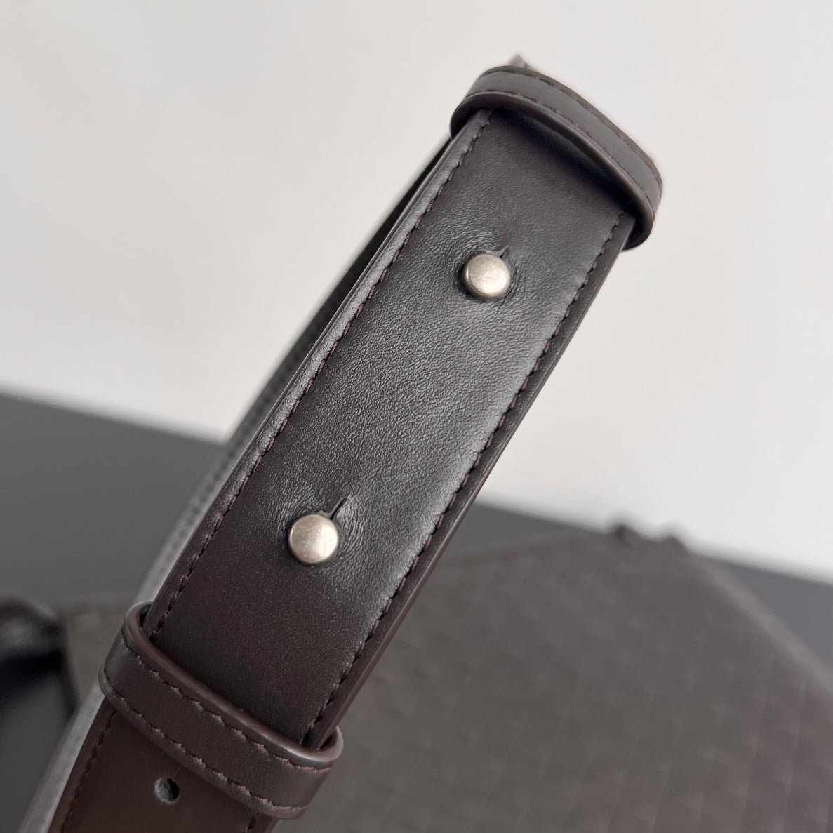 BOTTEGA VENETA LARGE 35 FLAT LOOP IN BLACK CALFSKIN