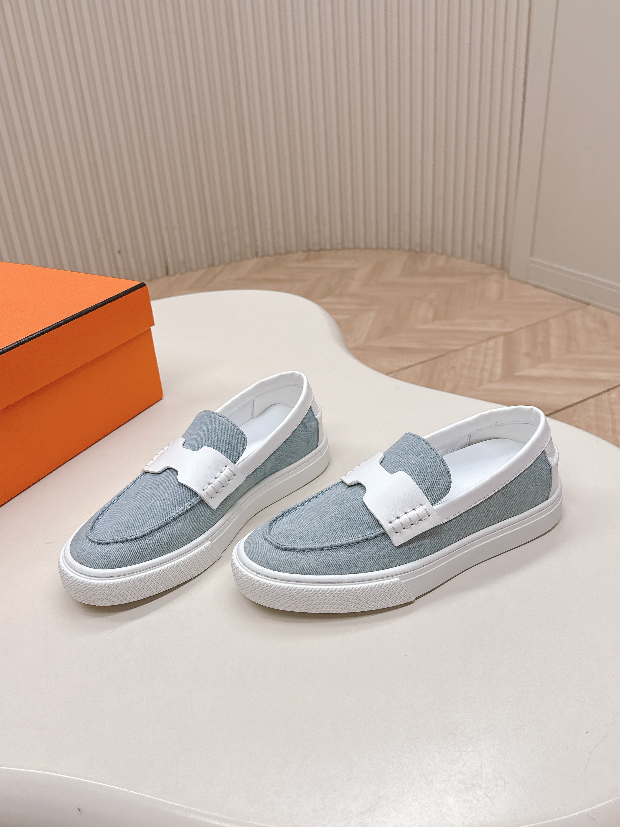 HERMES 25S SLIP-ON IN BLUE DENIM AND WHITE LAMBSKIN
