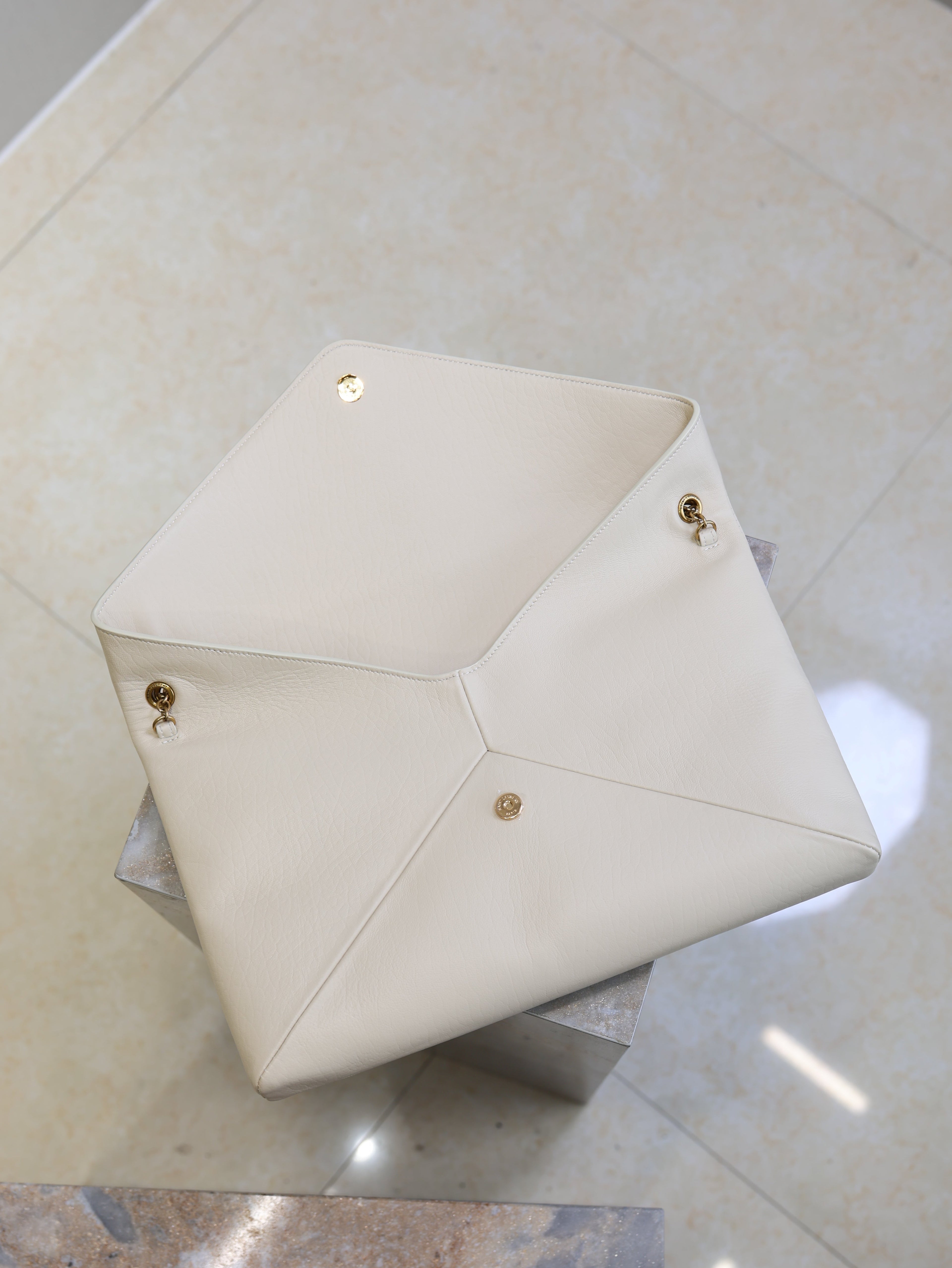 YSL 25S CASSANDRE ENVELOPE MESSENGER 35 IN BLANC VINTAGE LAMBSKIN GOLD HARDWRE