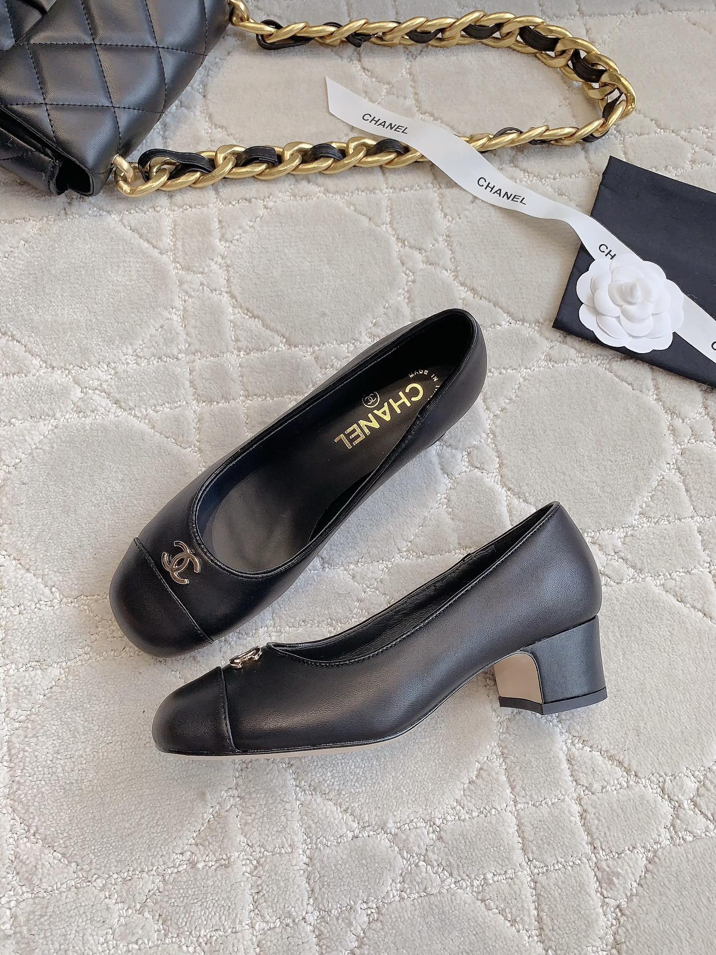 CHANEL PUMP ROUNG TOE IN BLACK SHEEPSKIN