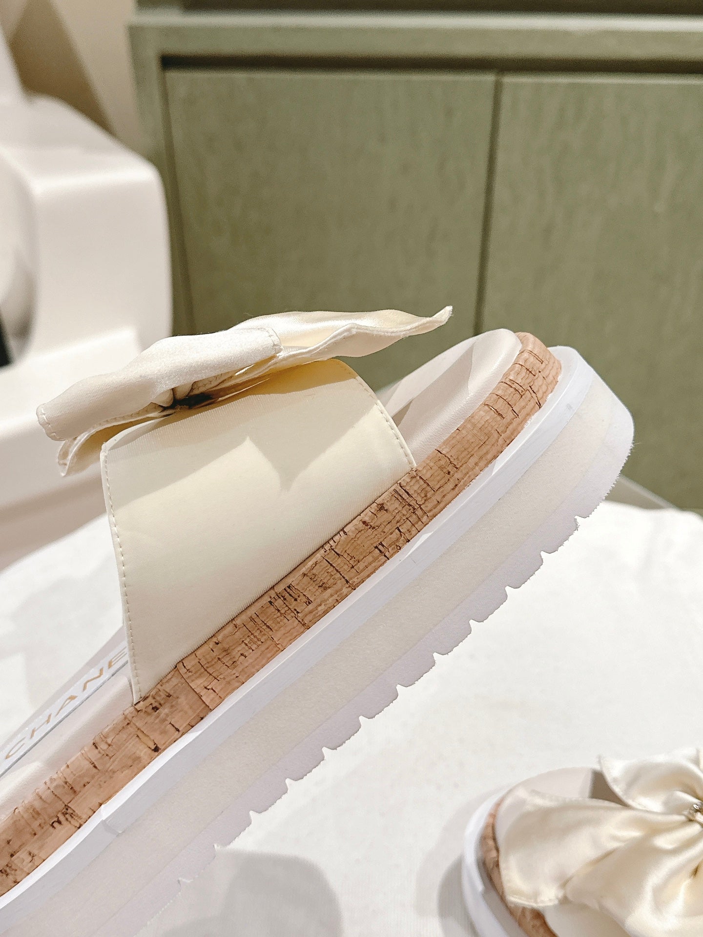 CHANEL SLIPPERS WITH SILK BOW IN WHITE COWHIDE