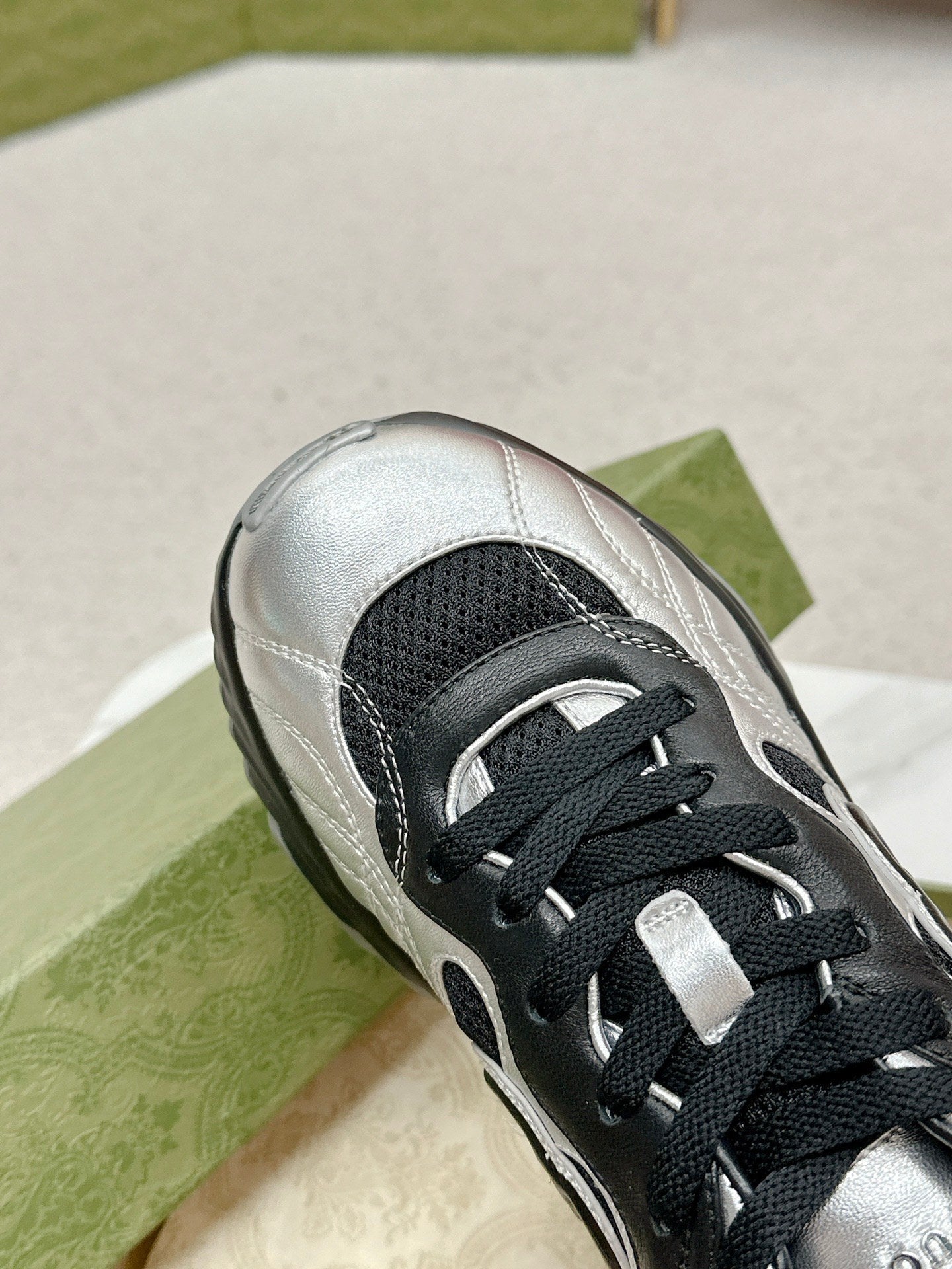 GUCCI RIPPLE TRAINER LIGHT SILVER AND BLACK LAMBSKIN