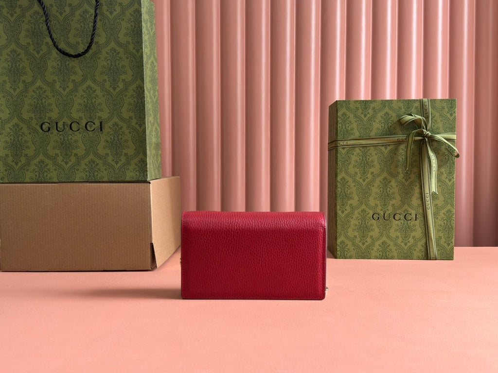 GUCCI INTERLOCKING WOC 20 IN RED PEBBLED GRAINY CALFSKIN GOLD HARDWARE