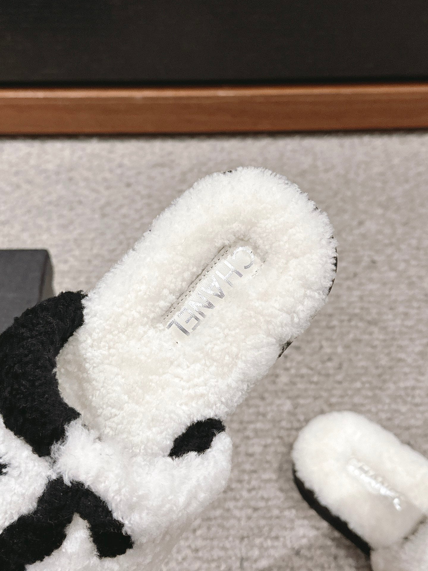 CHANEL SLIPPERS IN WHITE MIX BLACK FLEECE