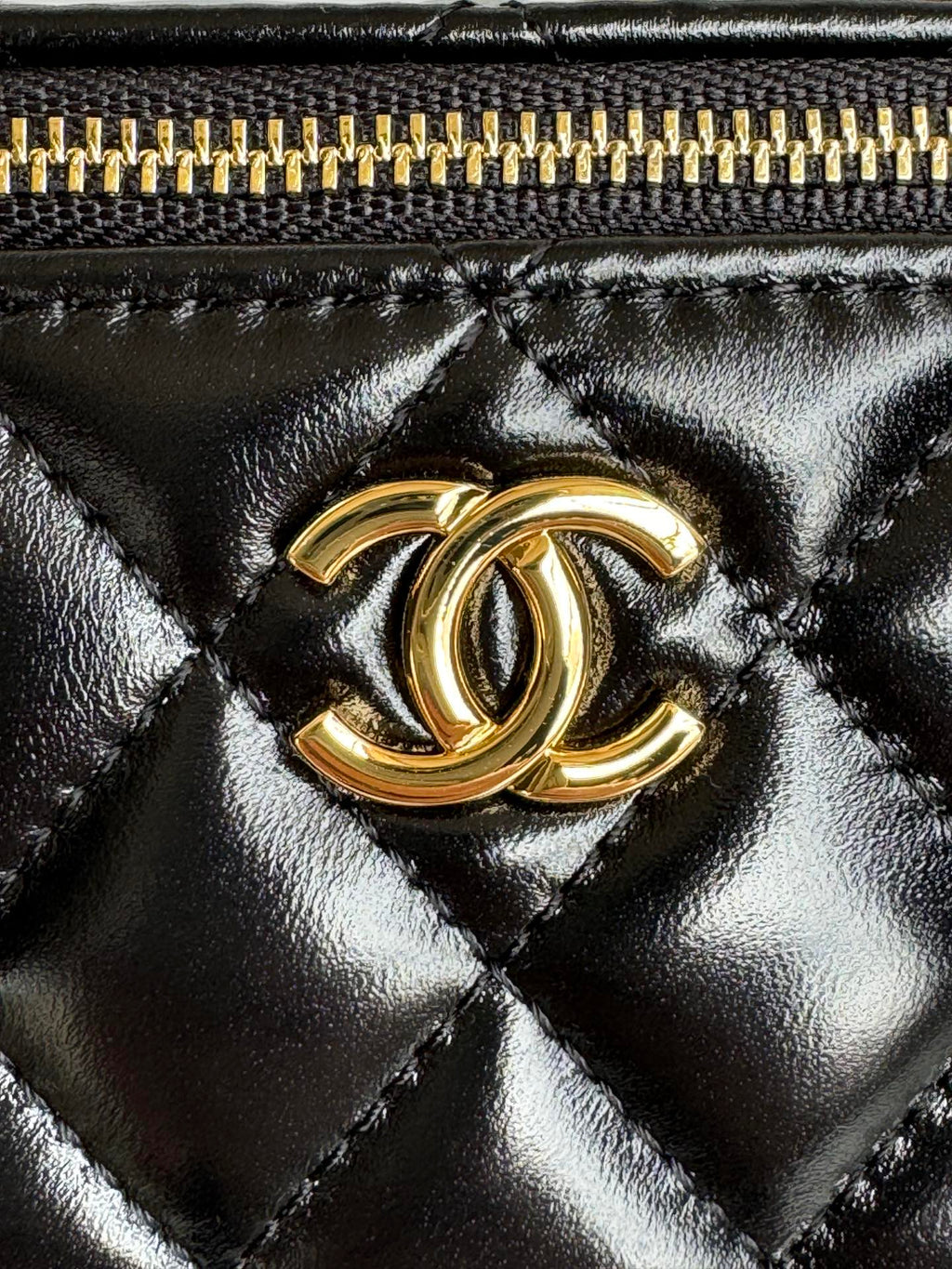 CHANEL SMALL VANITY CASE 17 WITH HANDLE IN BLACK CALFSKIN GOLD METAL CHAIN