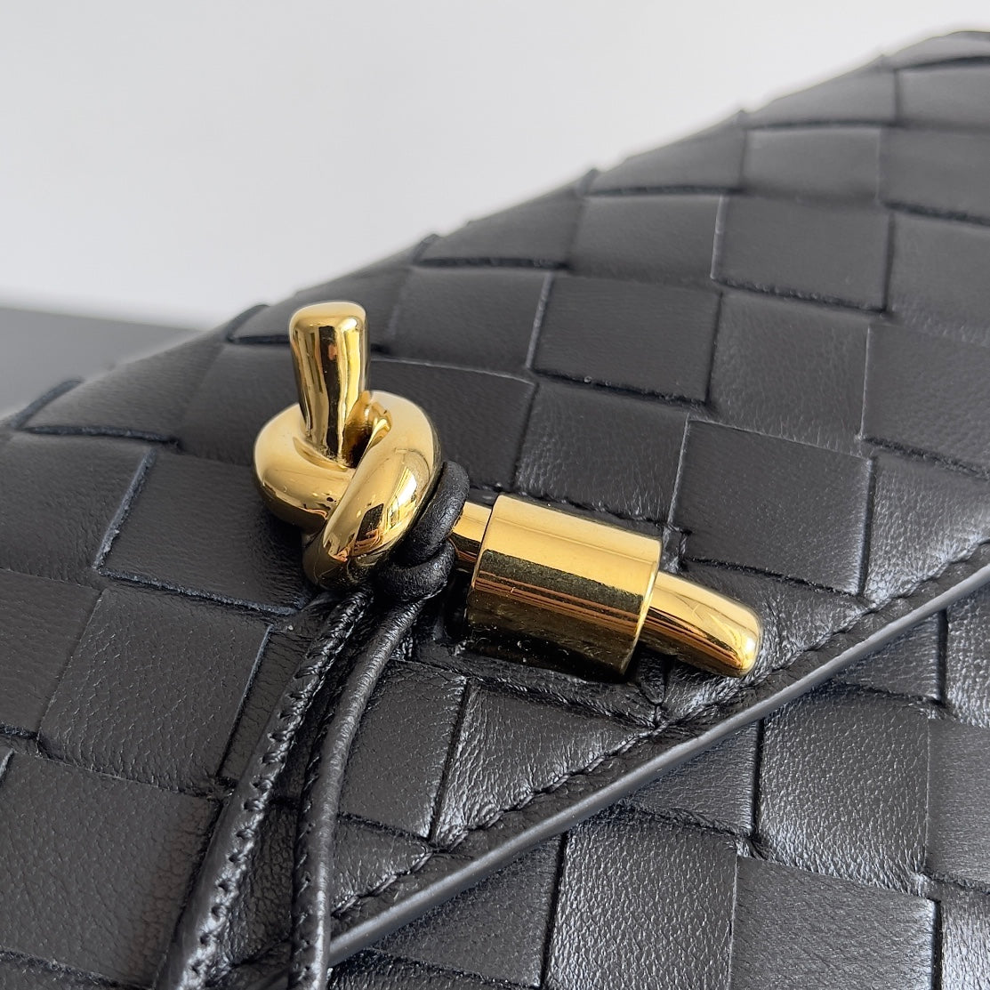 BOTTEGA VENETA ANDIAMO BAG 19 IN BLACK CALFSKIN